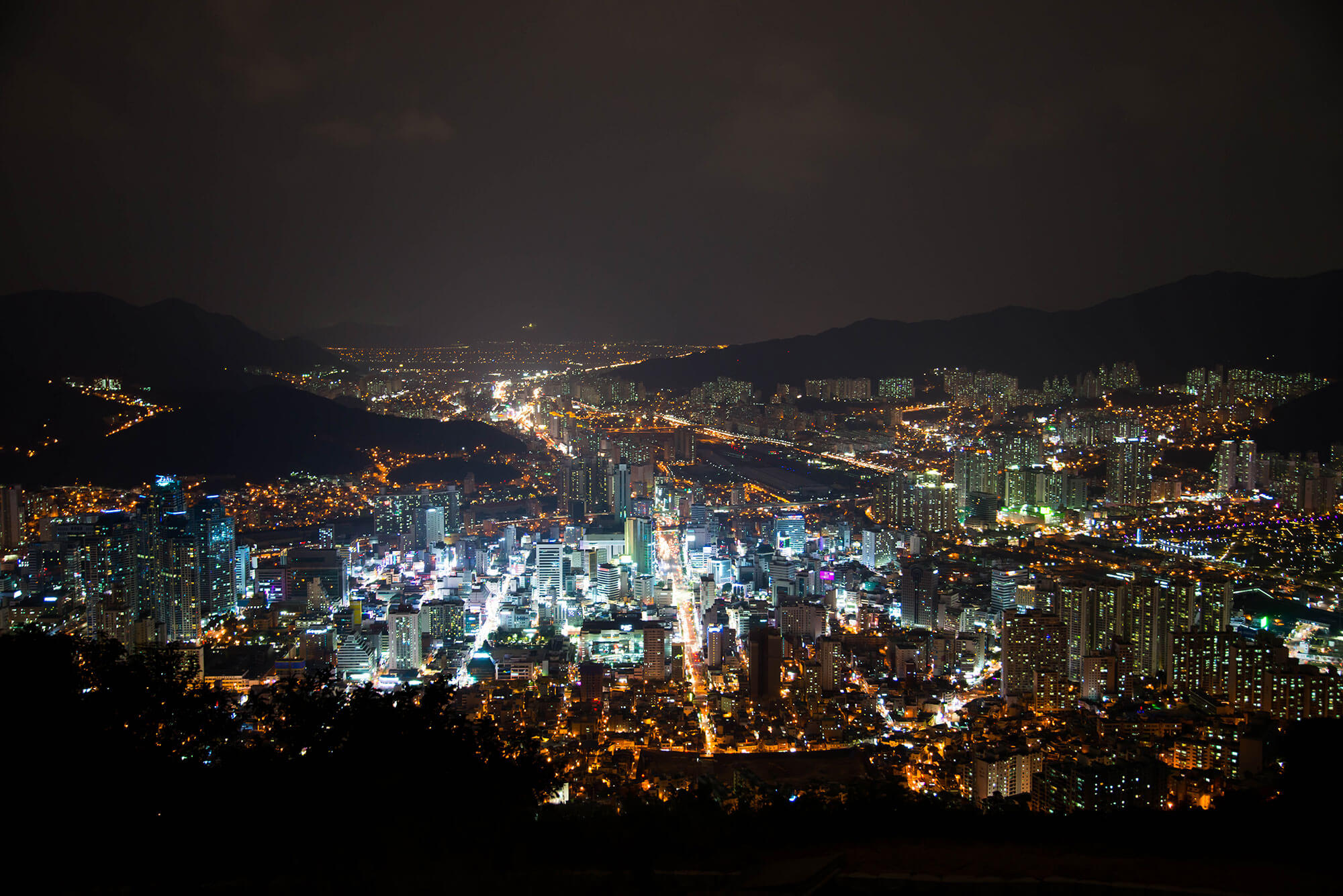 韓国、釜山の荒嶺山の夜景